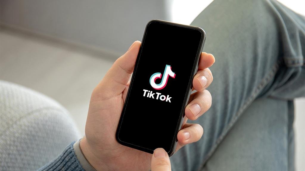 What is the reason for TikTok turning on a black screen?  How to solve it?