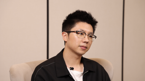 How can a young man from Shanghai start a new business and create a best-selling overseas contact lens brand within 4 years?