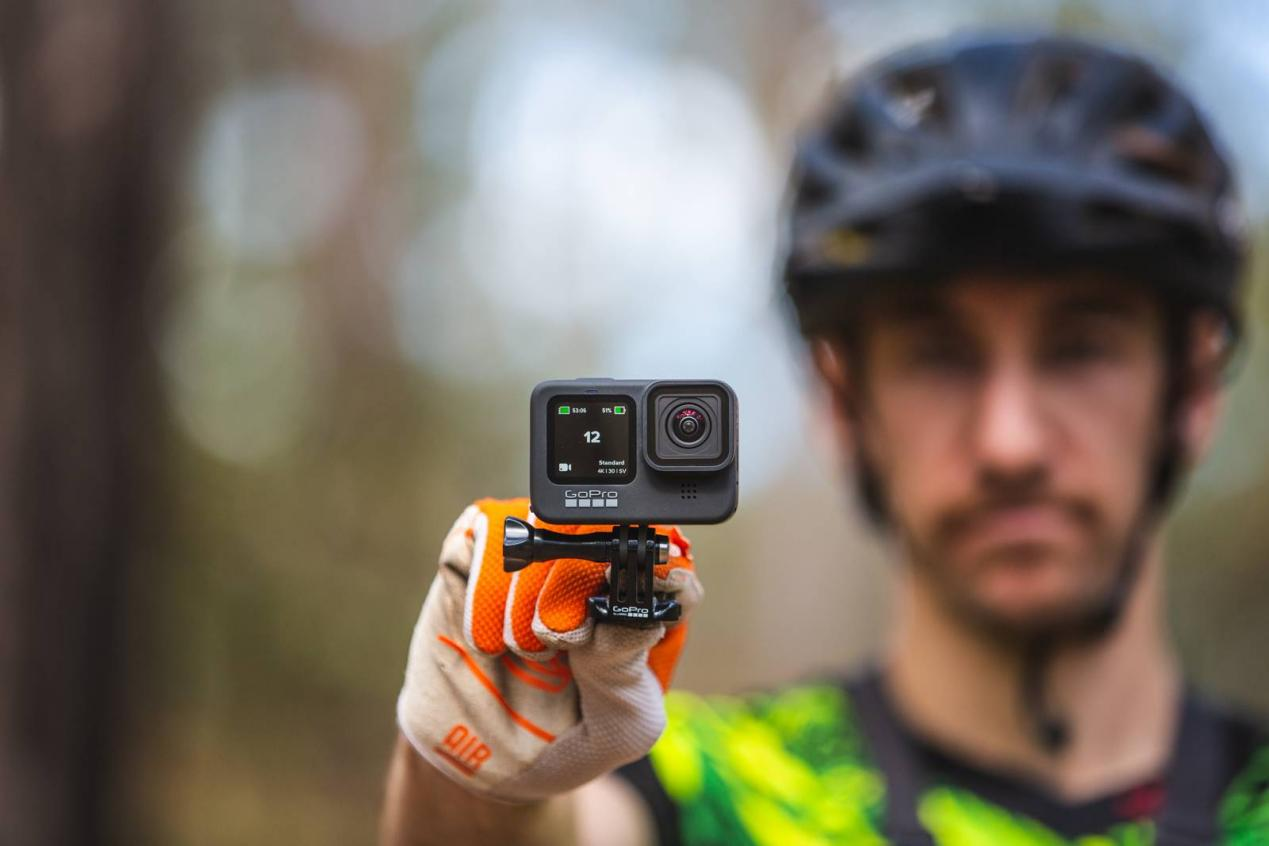 How did the pioneer of sports cameras "revive" from bankruptcy to earning $800 million annually?